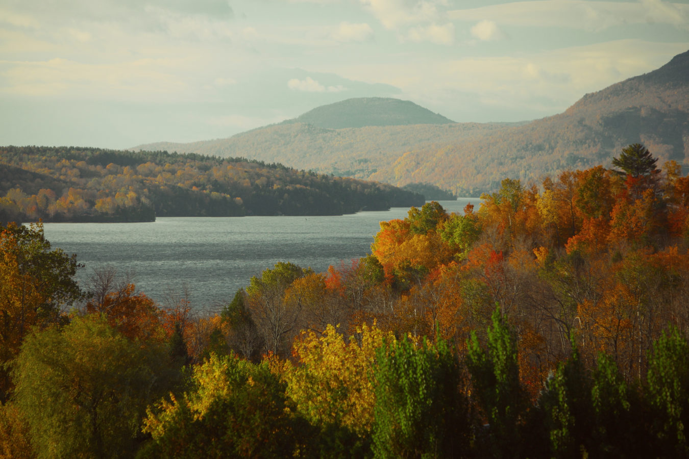 fall-landscape-at-the-lake
